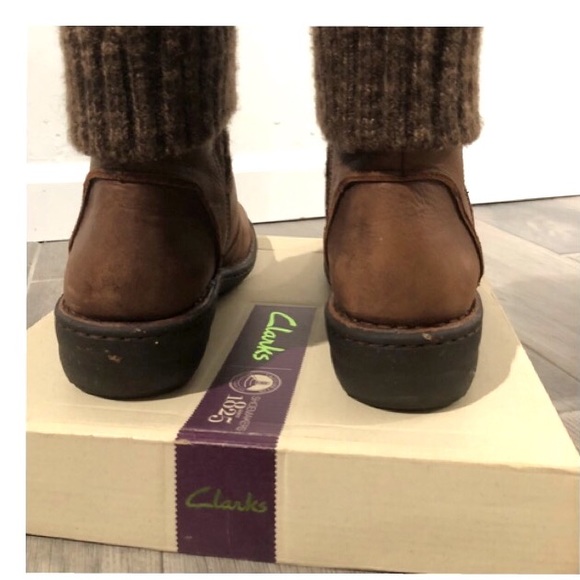 LIKE NEW! CLARKS ARTISAN AVINGTON ANKLE BOOTS SZ 9 - Picture 7 of 8